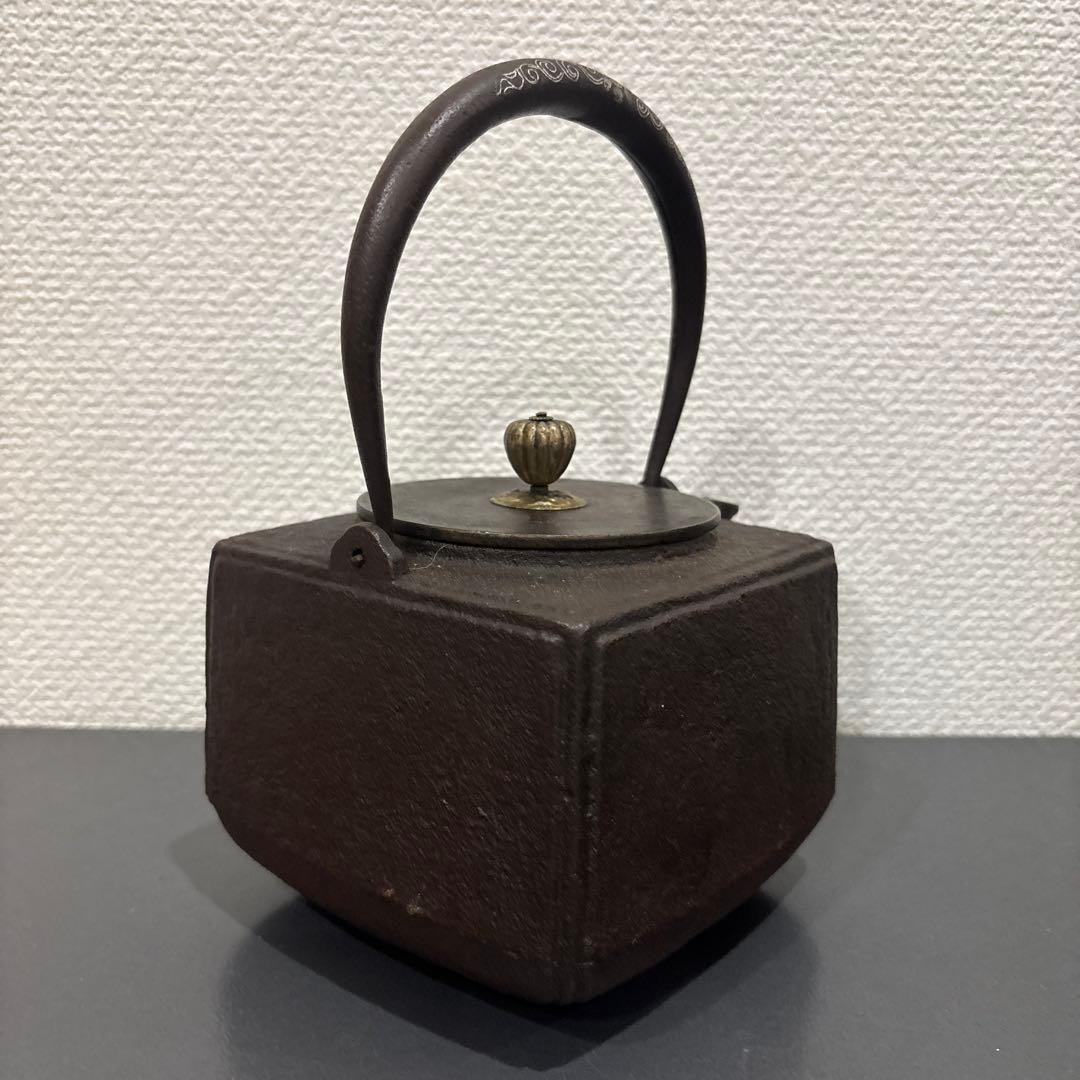 龍文堂造　四角形の鉄製鉄瓶