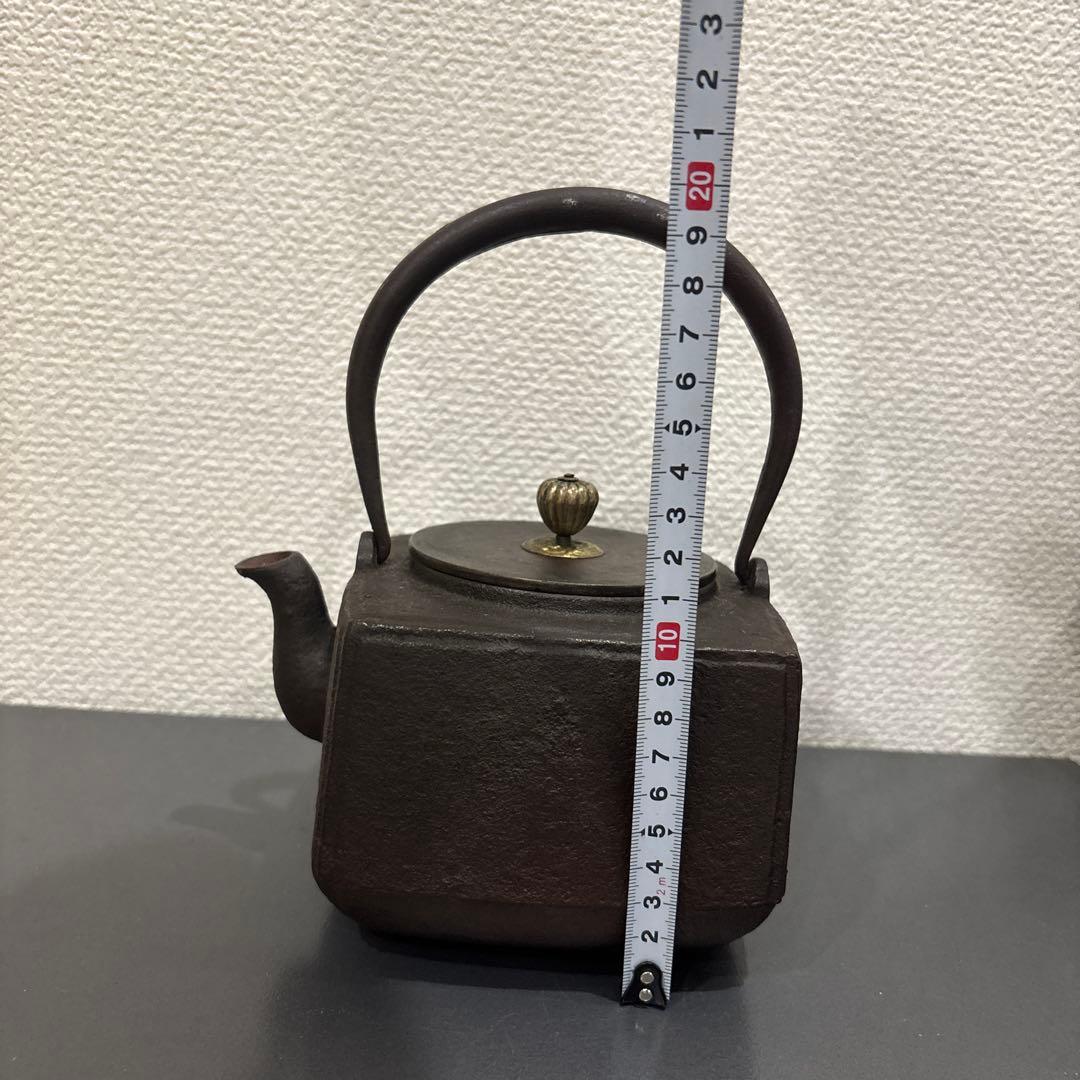 龍文堂造　四角形の鉄製鉄瓶