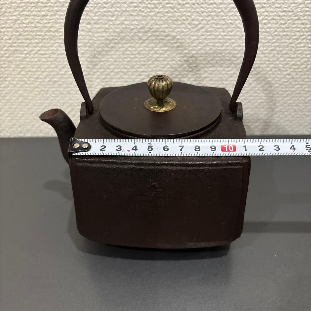 龍文堂造　四角形の鉄製鉄瓶