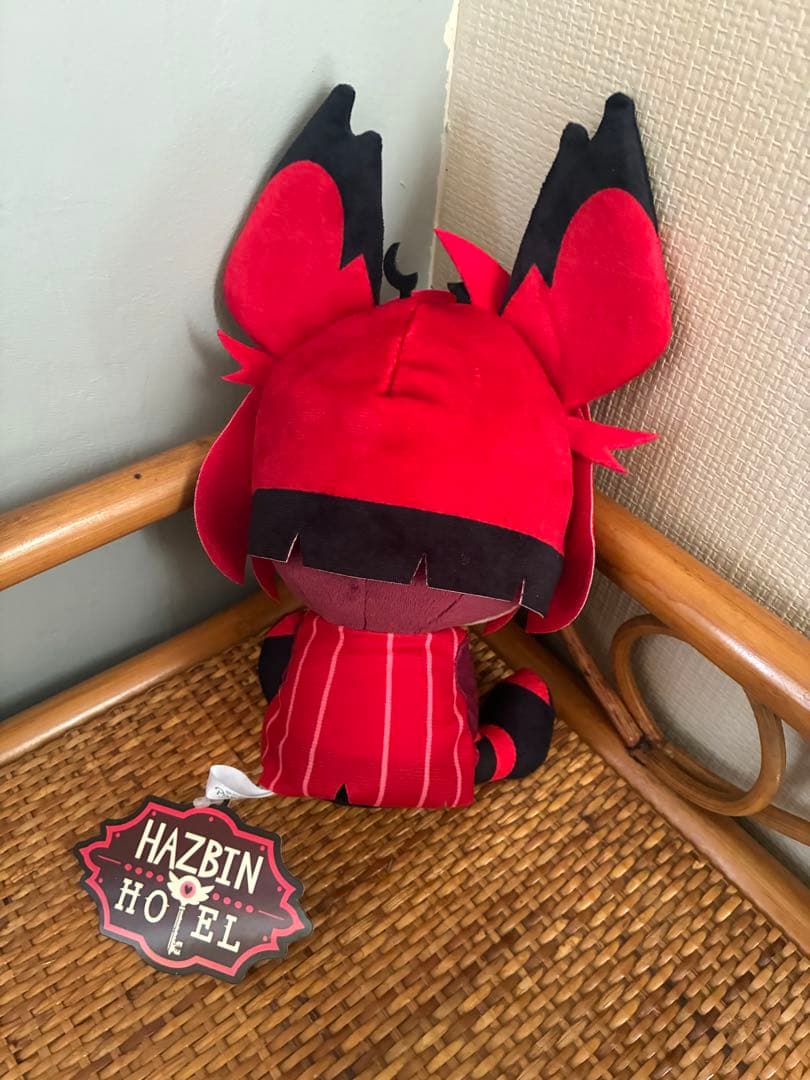 ハズビンホテル　アラスター　おすわりぬいぐるみ