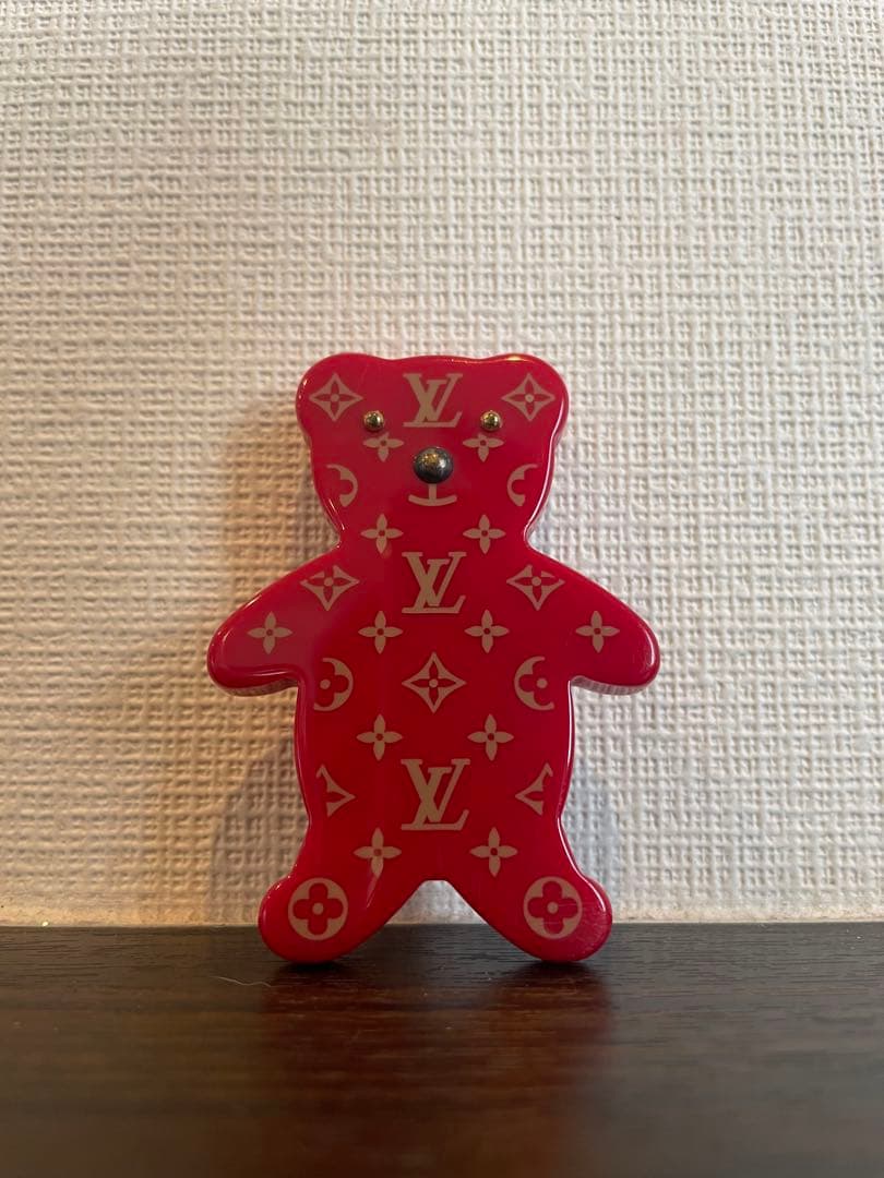LVモノグラム クマ型ブローチ 赤