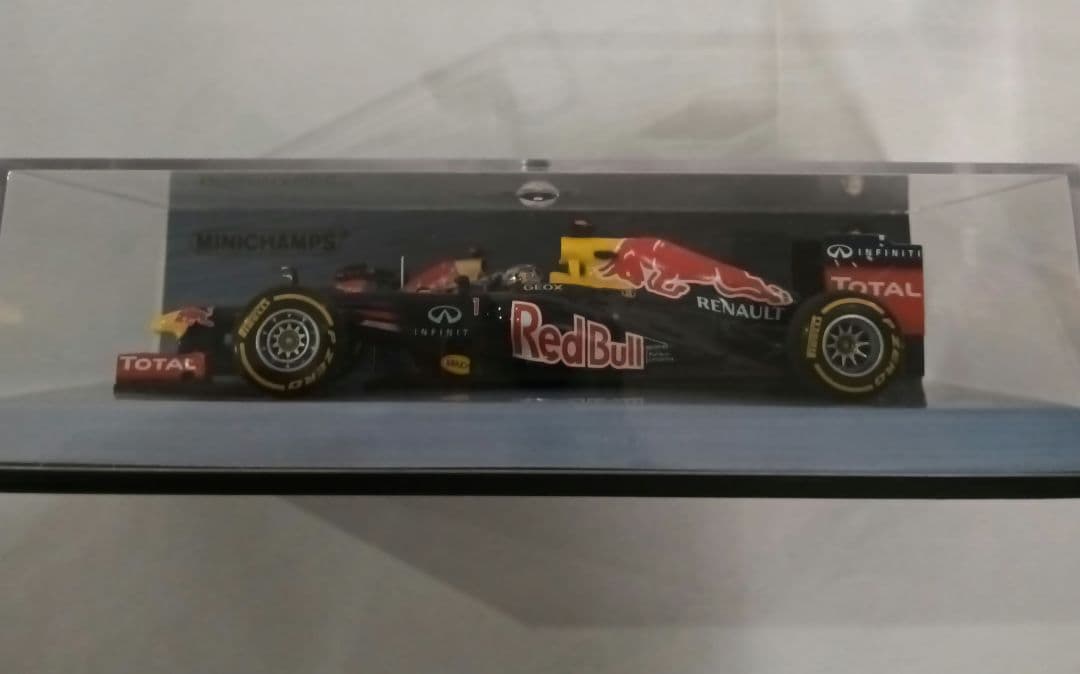 ミニチャンプス　レッドブルRB8 セバスチャン・ベッテル　1/43