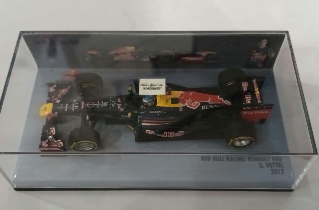 ミニチャンプス　レッドブルRB8 セバスチャン・ベッテル　1/43
