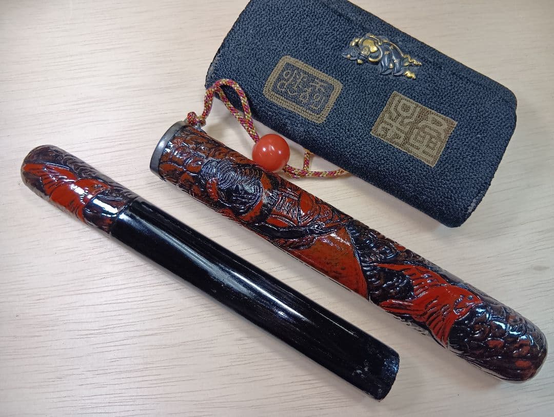 煙草入れ相良刺繍天女前金具／天女漆煙管筒