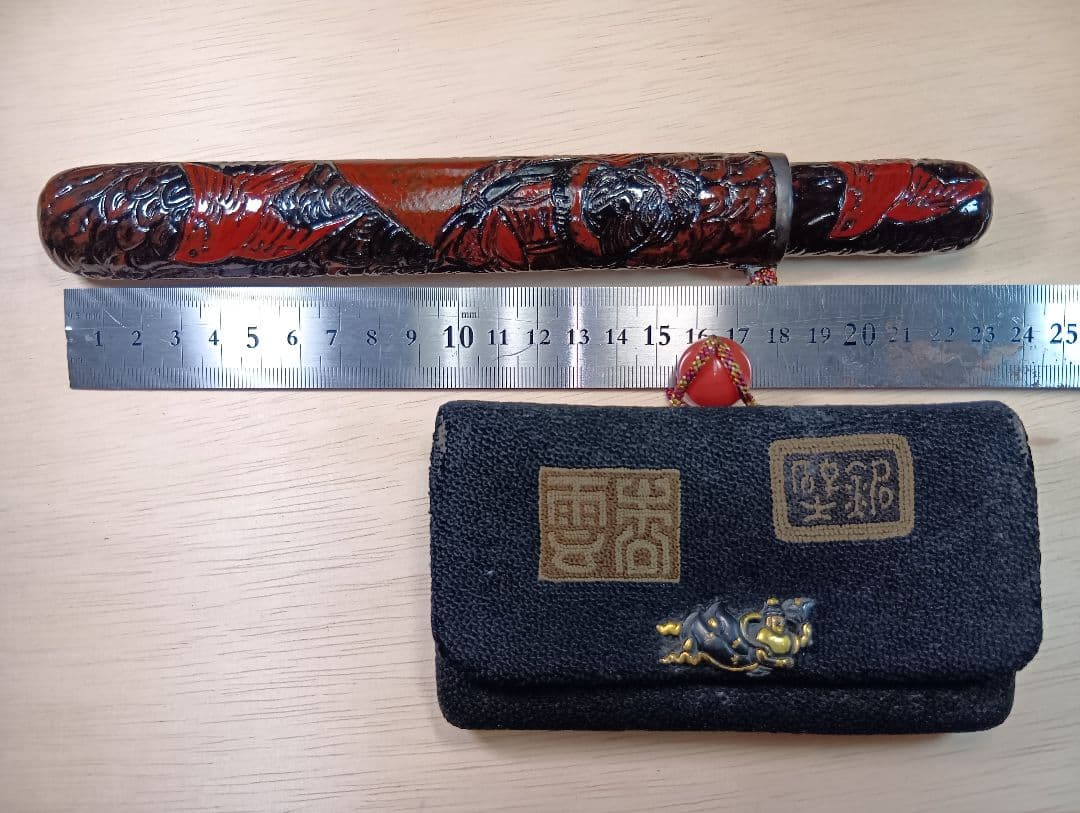 煙草入れ相良刺繍天女前金具／天女漆煙管筒