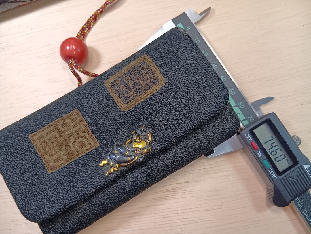 煙草入れ相良刺繍天女前金具／天女漆煙管筒