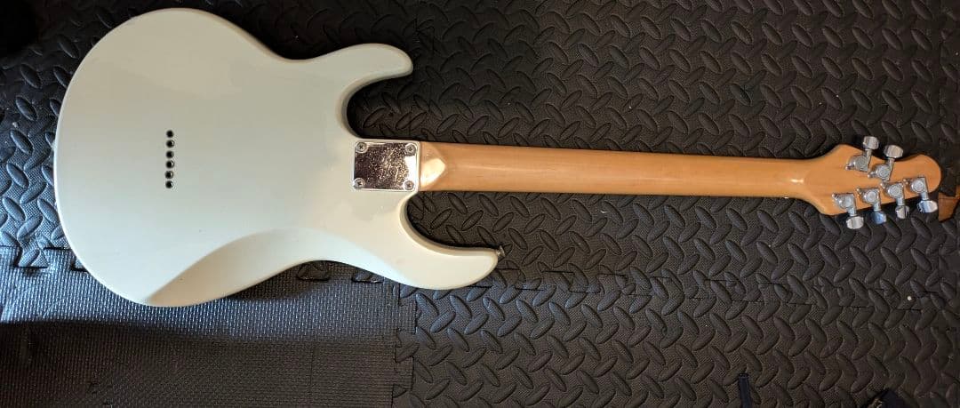 ち*ち様 ミュージックマンタイプ　エレキギター　アルダー製 HSHピックアップ