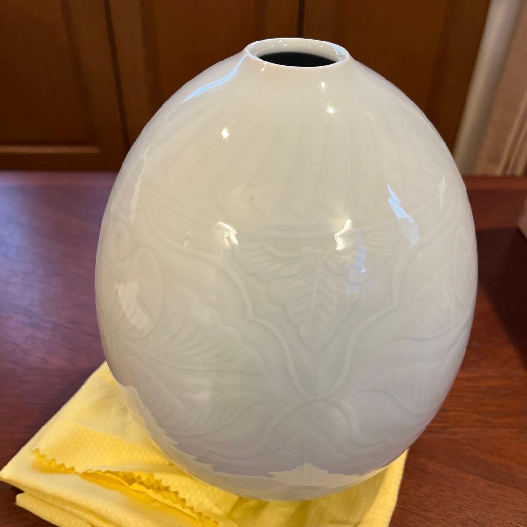 白磁彫　壺　松尾重利造