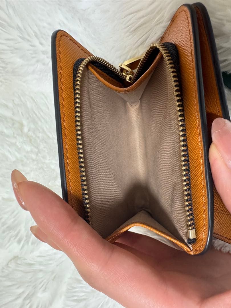 マークジェイコブス　二つ折り財布 黒 白 金色ロゴ