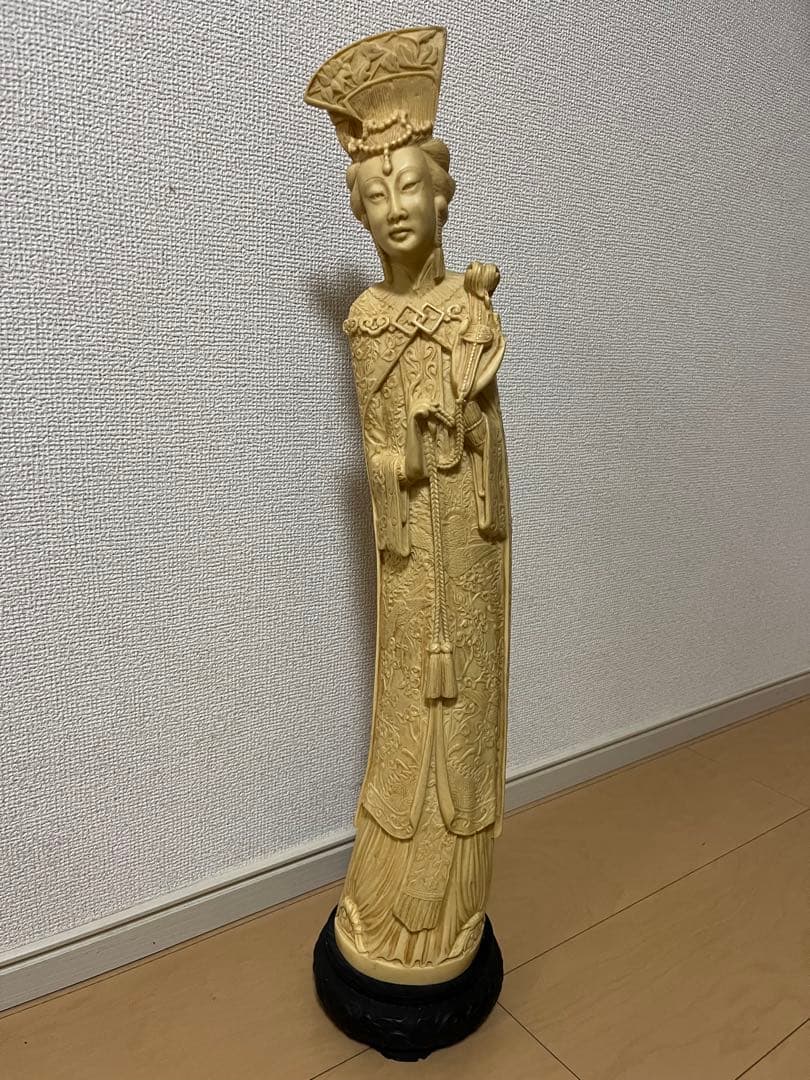 中国風の皇帝と皇后のペアの象牙風の練り物