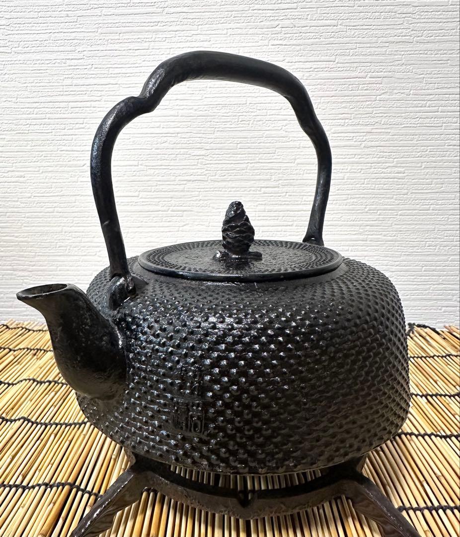 未使用品、供箱、付属品付　南部岩鋳造　１８型万代アラレ　南部鉄瓶　南部鉄器