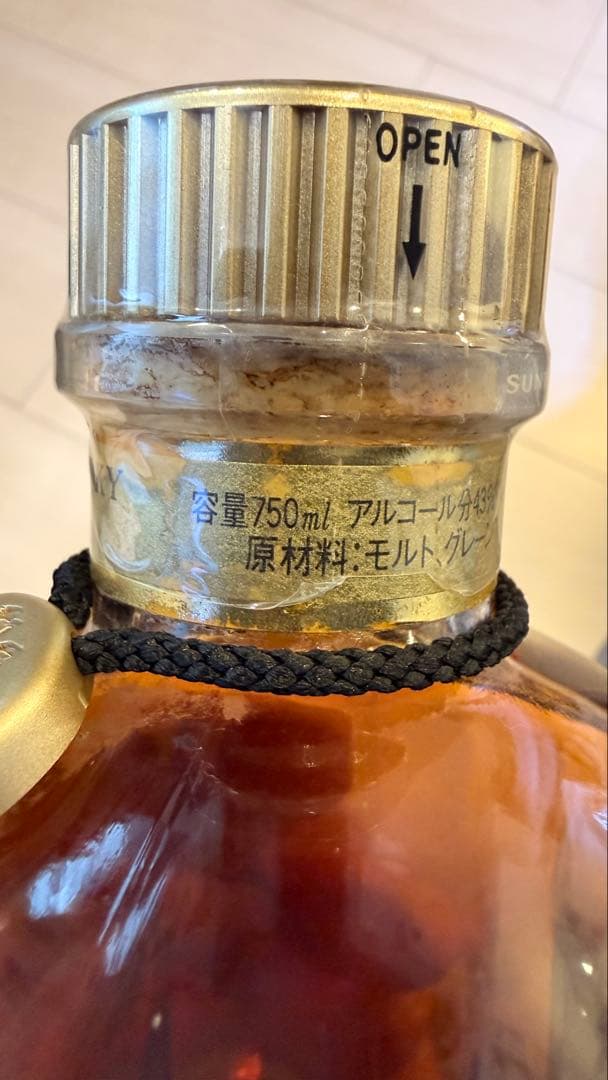 SUNTORY 響　ゴールドキャップ、裏ゴールドラベル