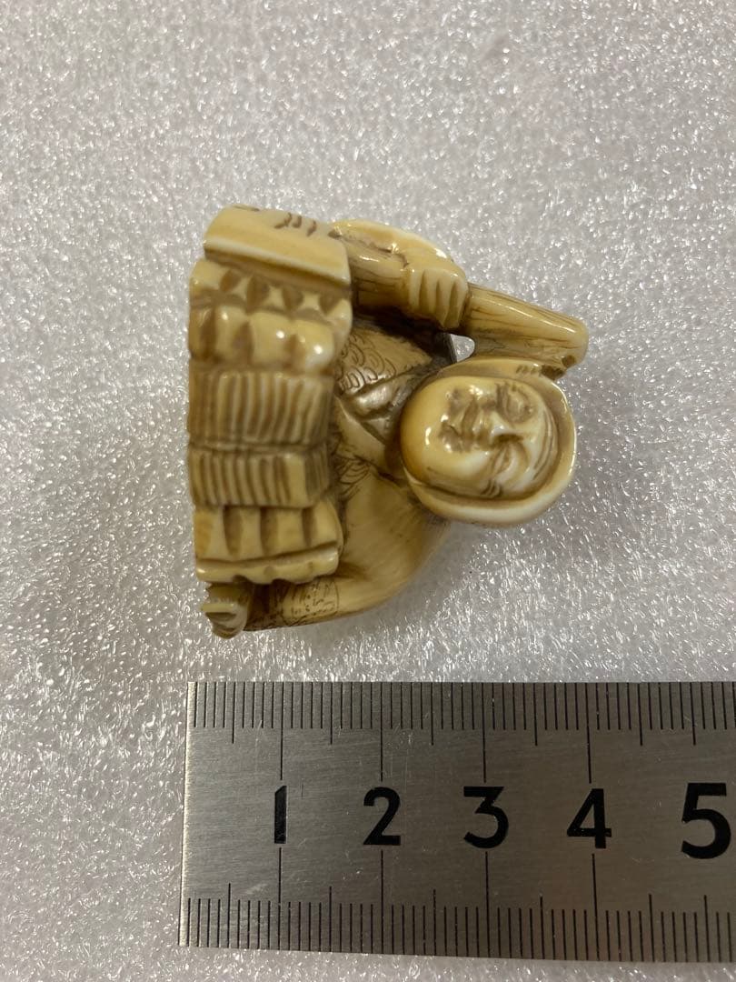 極上　天然素材　薪・斧を持つ爺　彫刻　根付 提げ物　置物