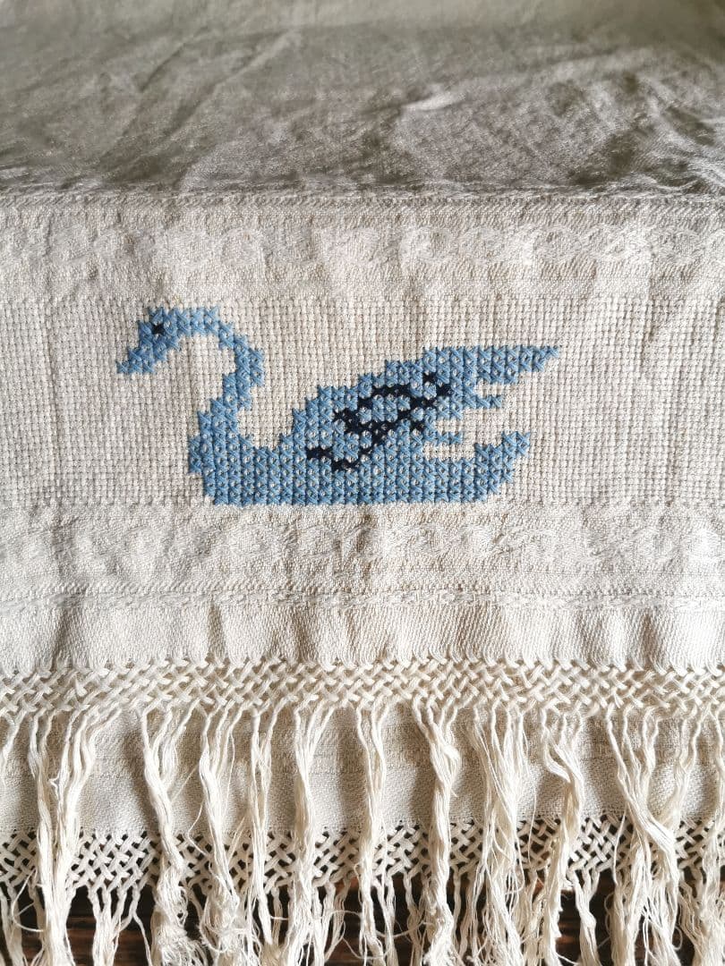 アンティークイタリア ダマスク織地模様リネン 水色のスワン クロスステッチ刺繍