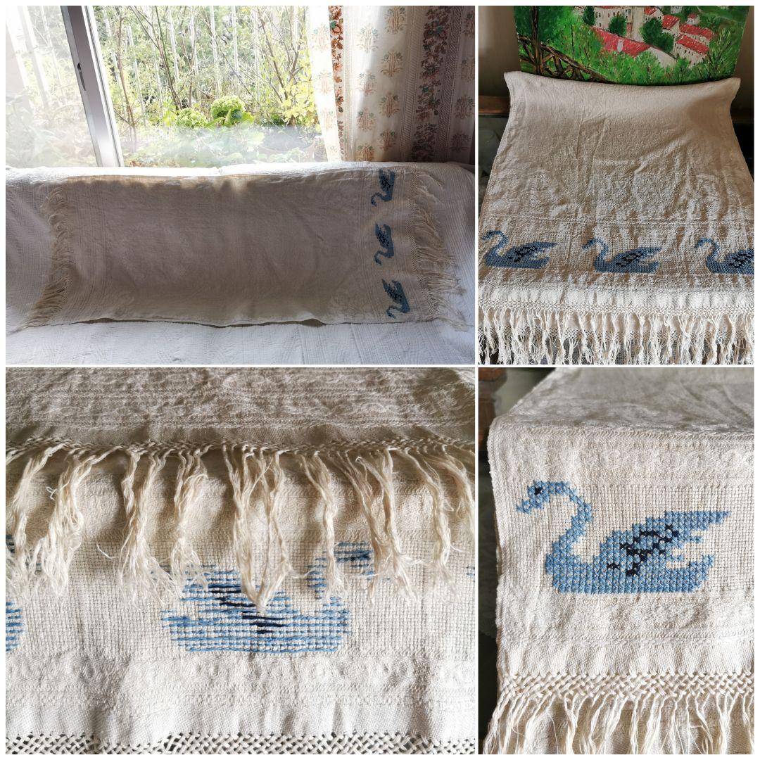 アンティークイタリア ダマスク織地模様リネン 水色のスワン クロスステッチ刺繍