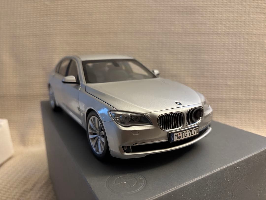 BMW 7シリーズ ミニカー 1/18 シルバー