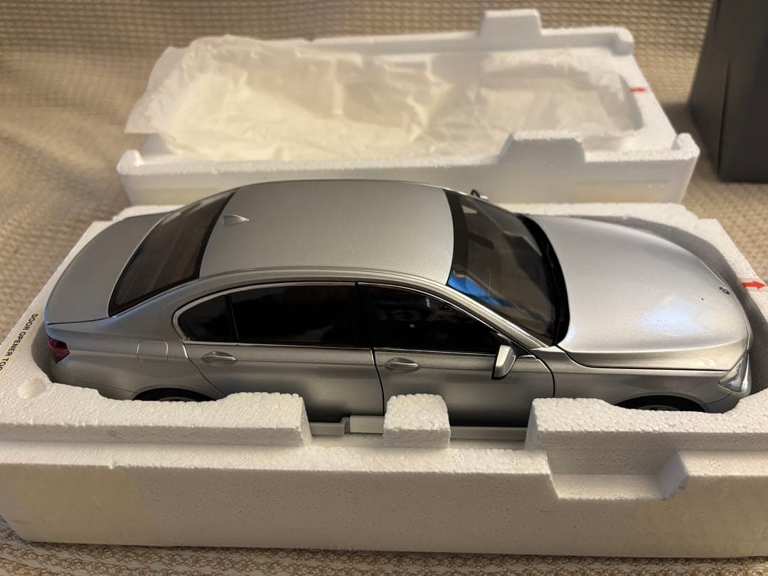 BMW 7シリーズ ミニカー 1/18 シルバー