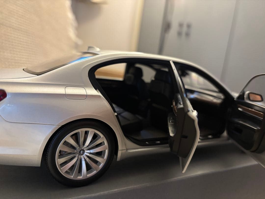 BMW 7シリーズ ミニカー 1/18 シルバー
