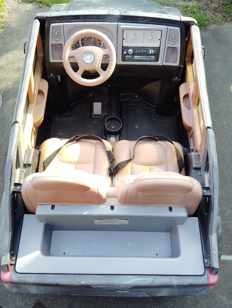 ２人乗りの外車の子供用電動カー、キャデラック エスカレード