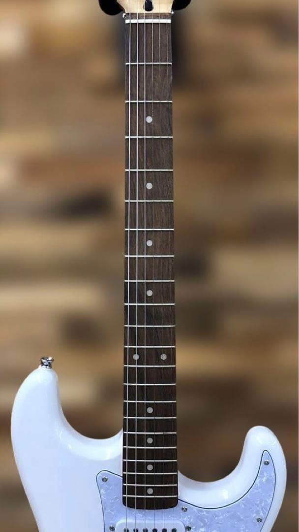 【美品】　エレキギター　 Squier（スクワイヤー）　ストラトタイプ　ホワイト