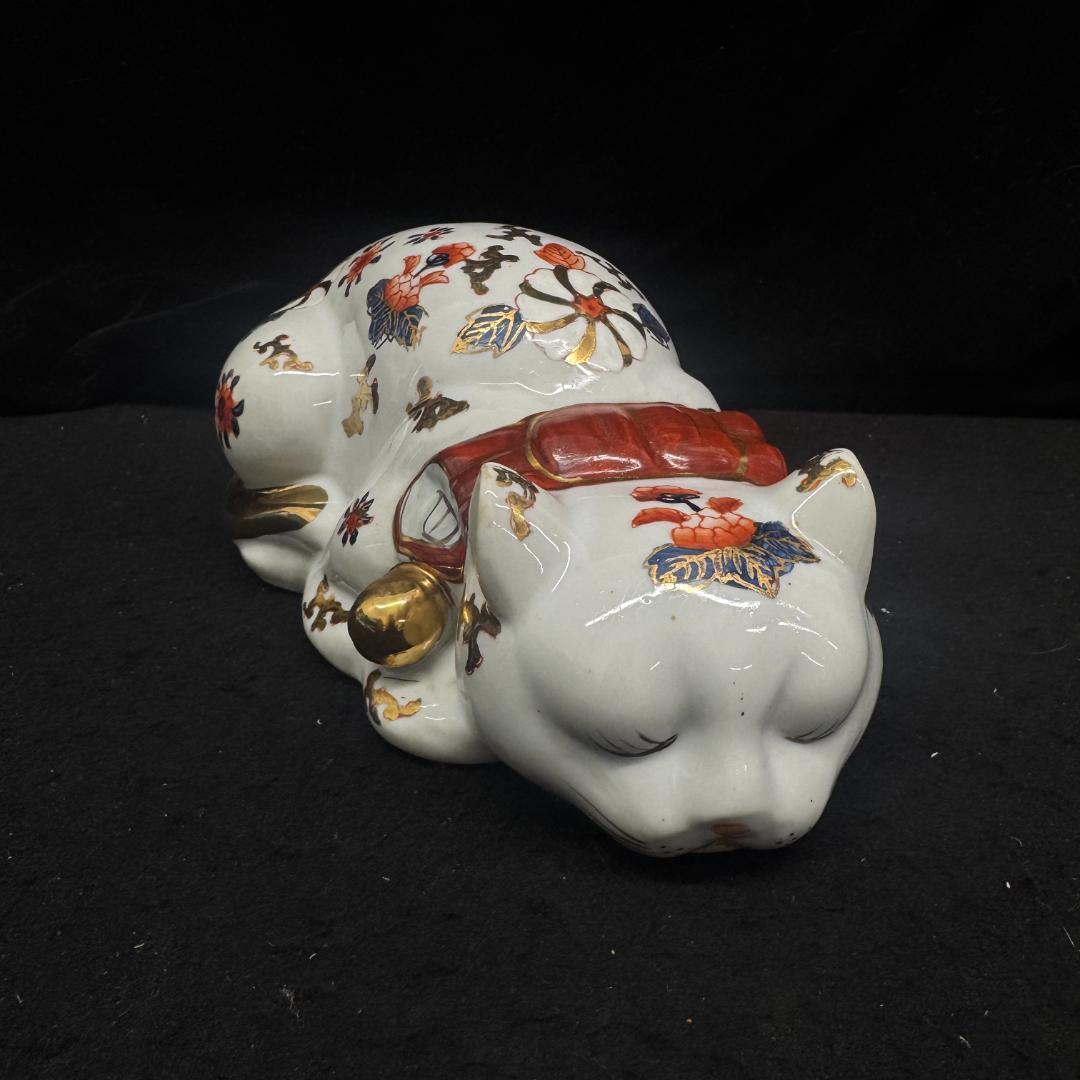 古伊万里 染錦 眠り猫 金彩色絵 猫 置物 招き猫 縁起物 24cm