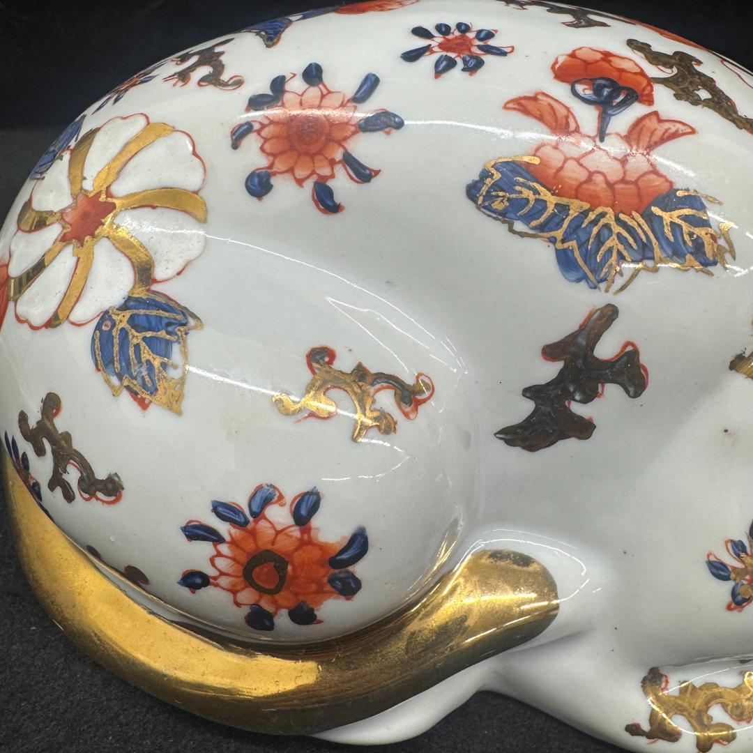 古伊万里 染錦 眠り猫 金彩色絵 猫 置物 招き猫 縁起物 24cm