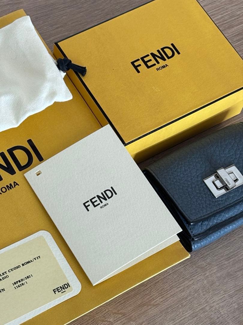FENDI 三つ折り財布 ピーカブー　ブルー