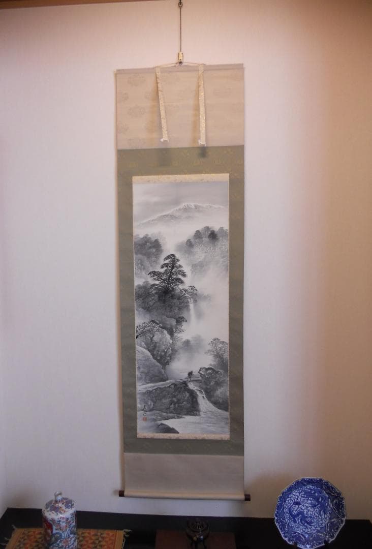 掛け軸 春光 水墨山水 絹本 希少 軸装 茶道具 掛軸 美品 です。