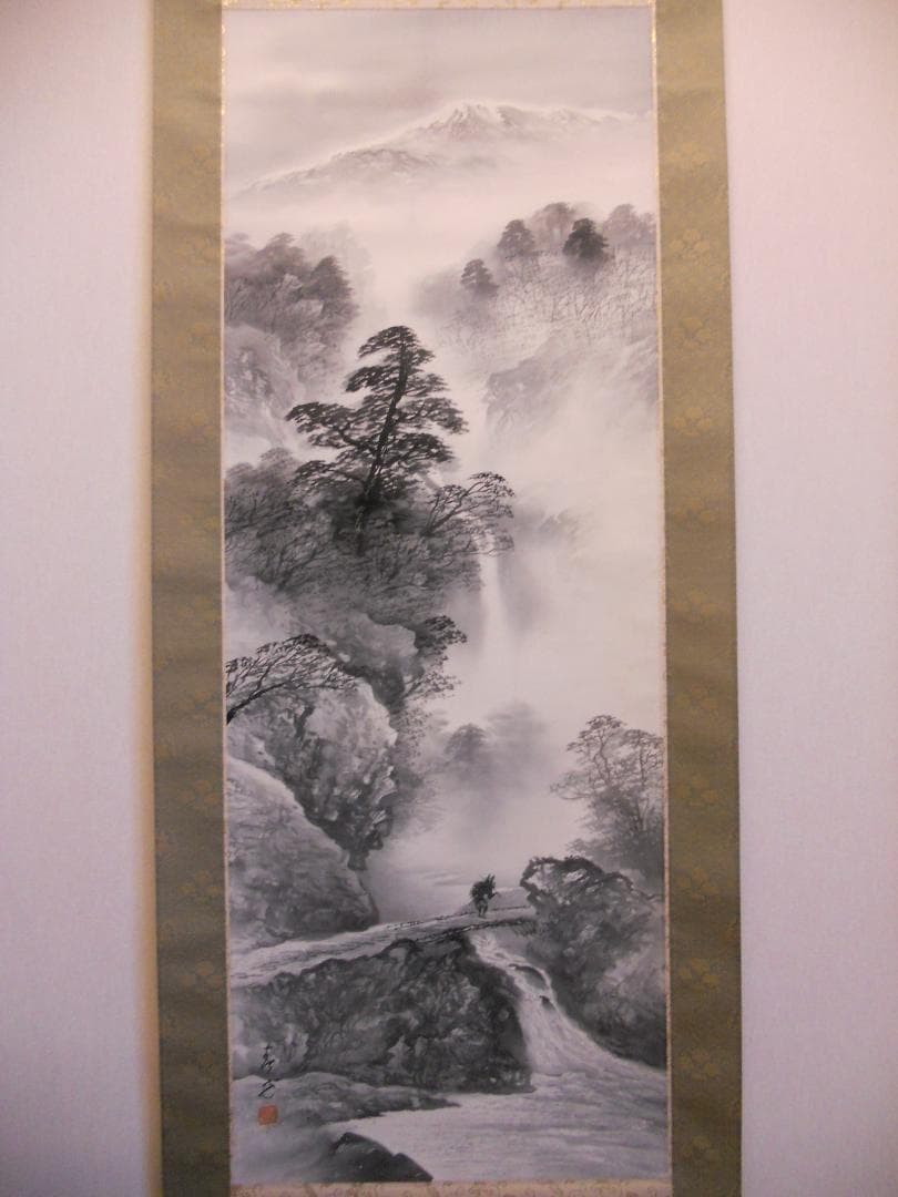 掛け軸 春光 水墨山水 絹本 希少 軸装 茶道具 掛軸 美品 です。