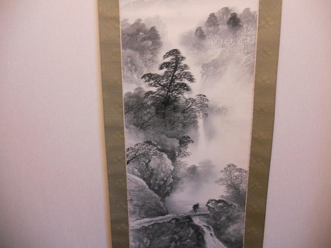 掛け軸 春光 水墨山水 絹本 希少 軸装 茶道具 掛軸 美品 です。