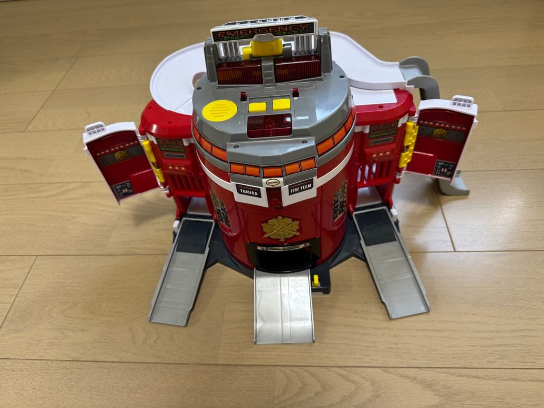 トミカビームで出動!大回転ファイヤーステーション+トミカビーム ポンプ消防車