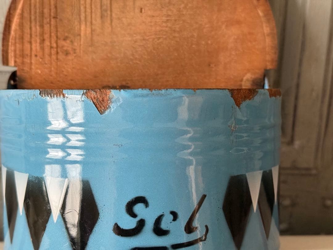 フランスアンティーク　ブルーのホーローのSEL缶