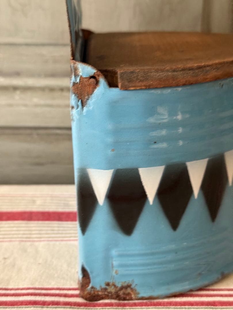 フランスアンティーク　ブルーのホーローのSEL缶