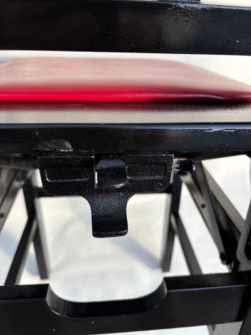 背もたれ付ピアノ椅子　足部フェルト付き　座面新品比較的きれい