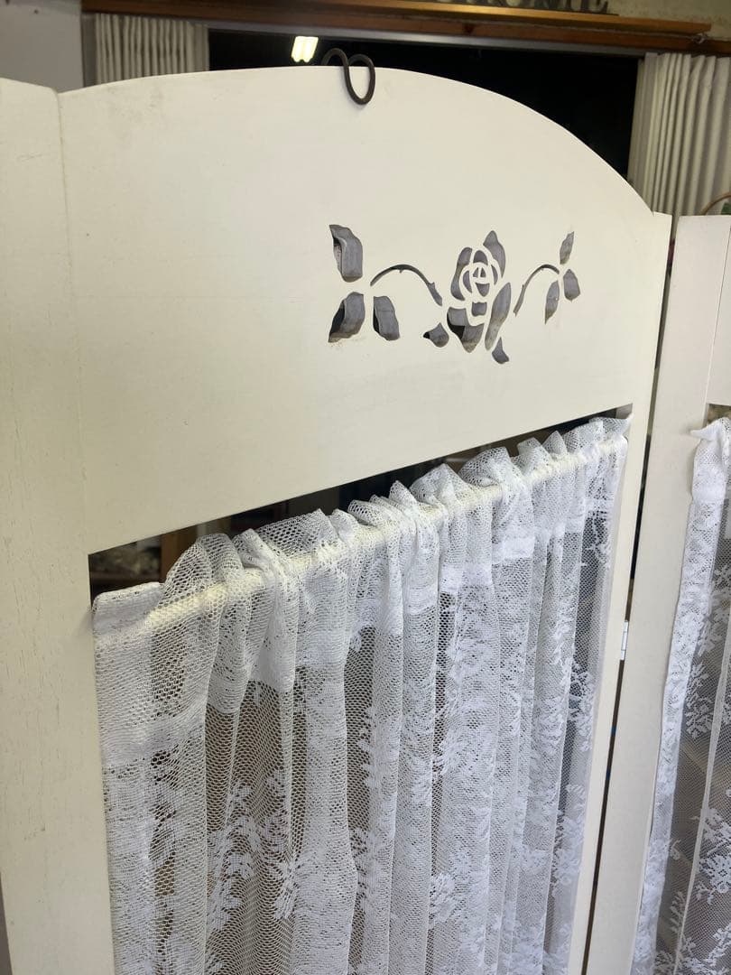 ホワイト木製パーテーション 2連 花模様レース付き