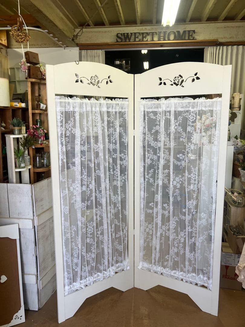 ホワイト木製パーテーション 2連 花模様レース付き