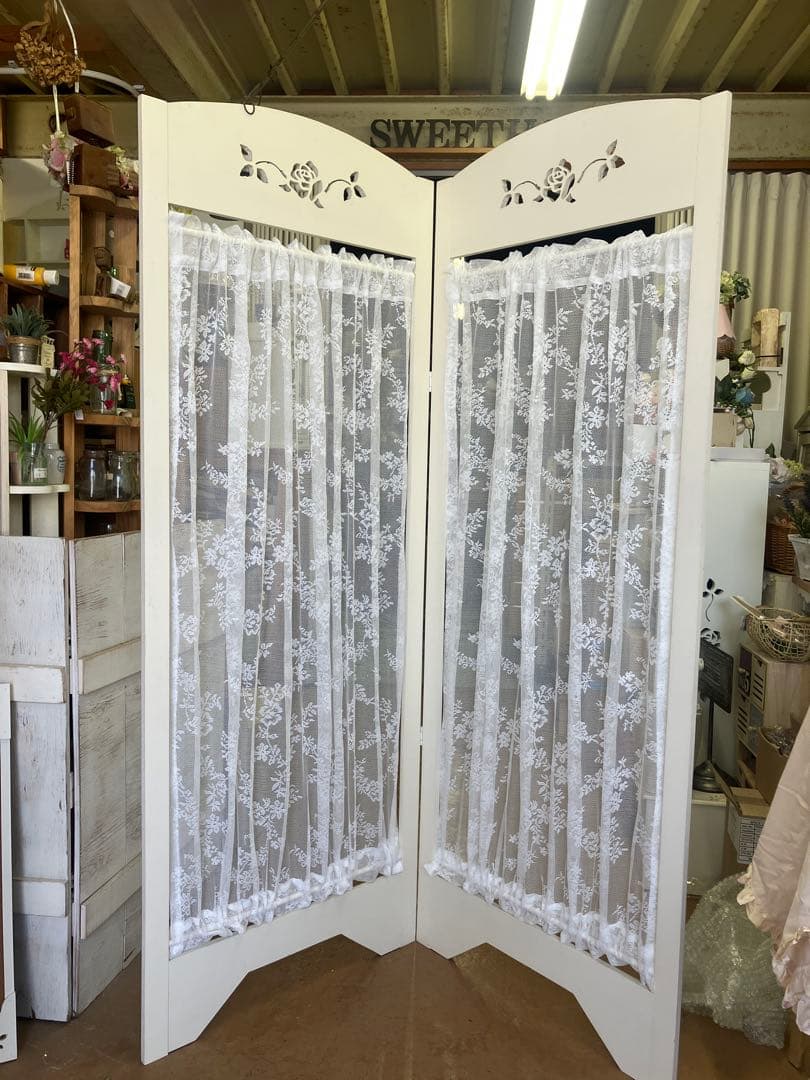 ホワイト木製パーテーション 2連 花模様レース付き