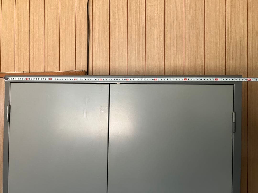 鍵付きグレーキャビネット