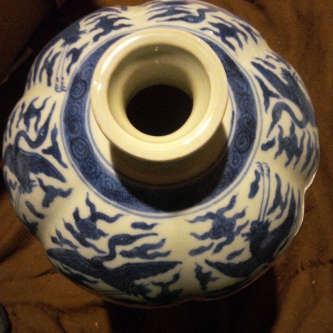 中国陶磁器　明　青白いドラゴン模様の陶器花瓶