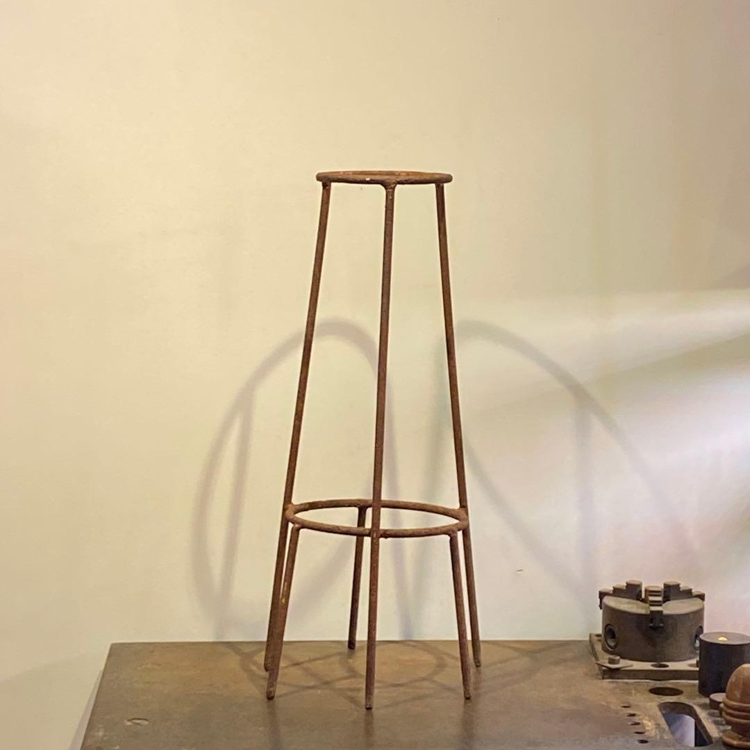 錆びた鉄の六本脚二段スタンド