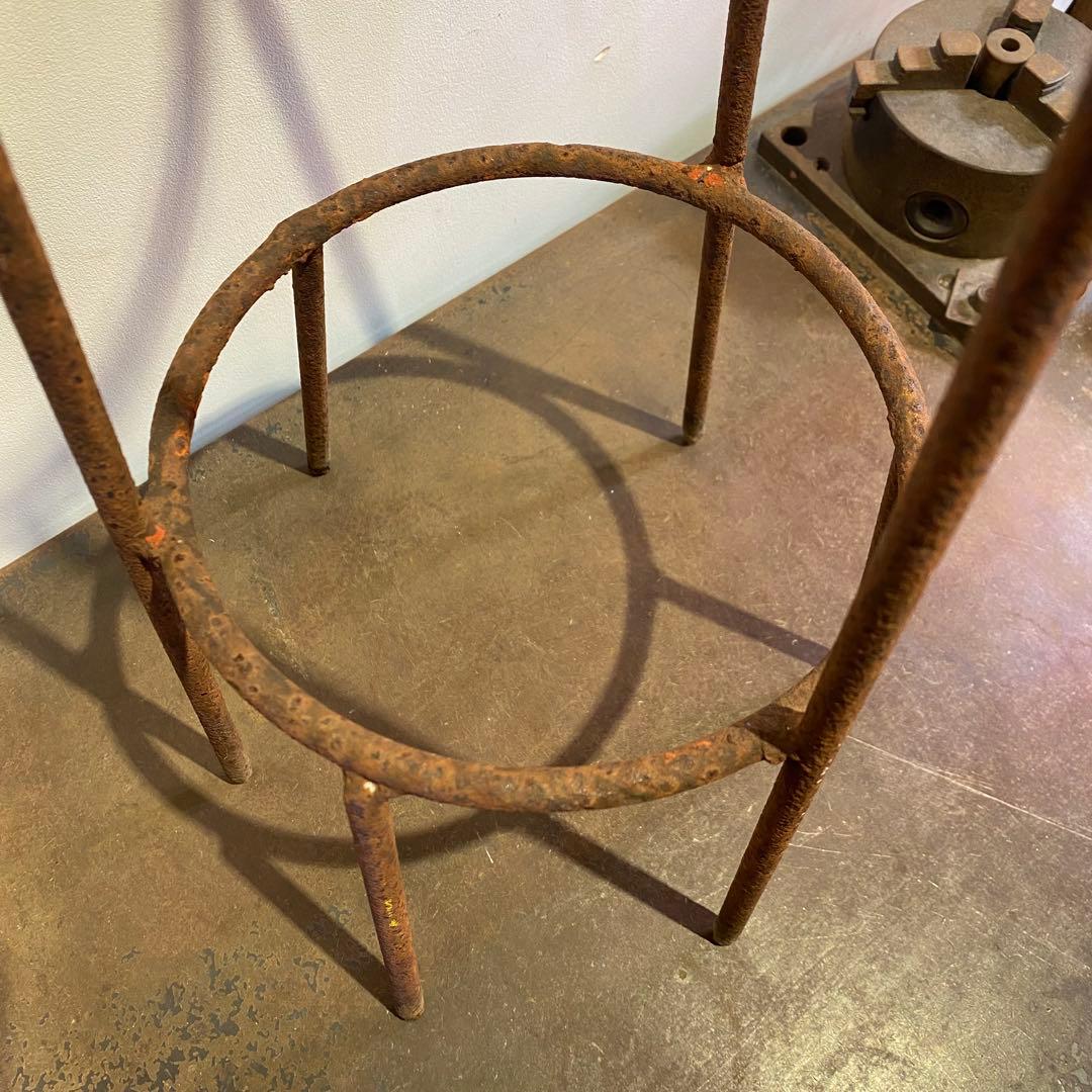 錆びた鉄の六本脚二段スタンド