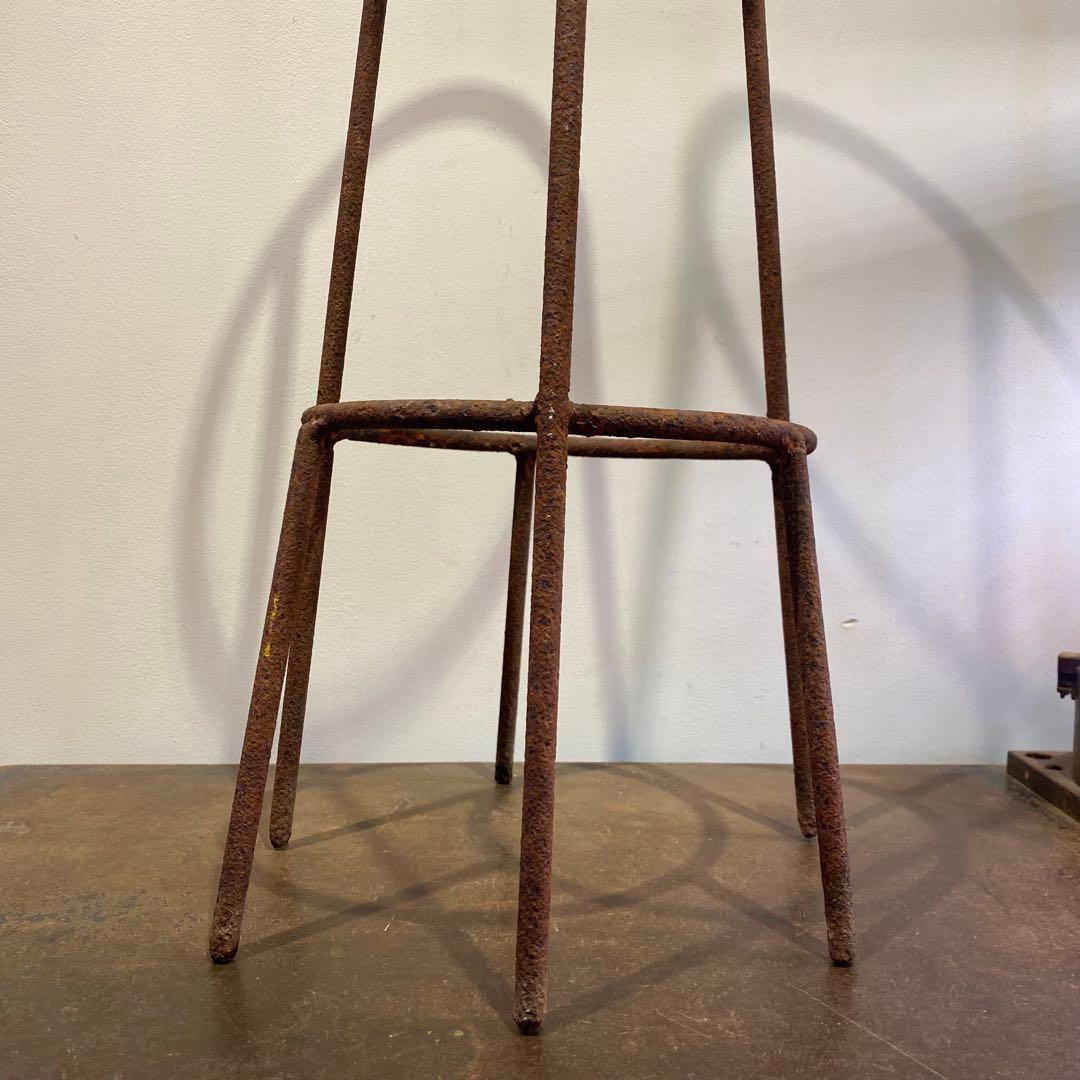 錆びた鉄の六本脚二段スタンド