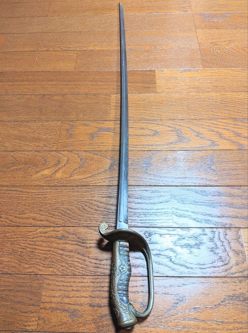 【当時物】旧日本軍 軍刀 指揮刀 模造刀身 サーベル 十六葉八重表菊紋【２環吊】
