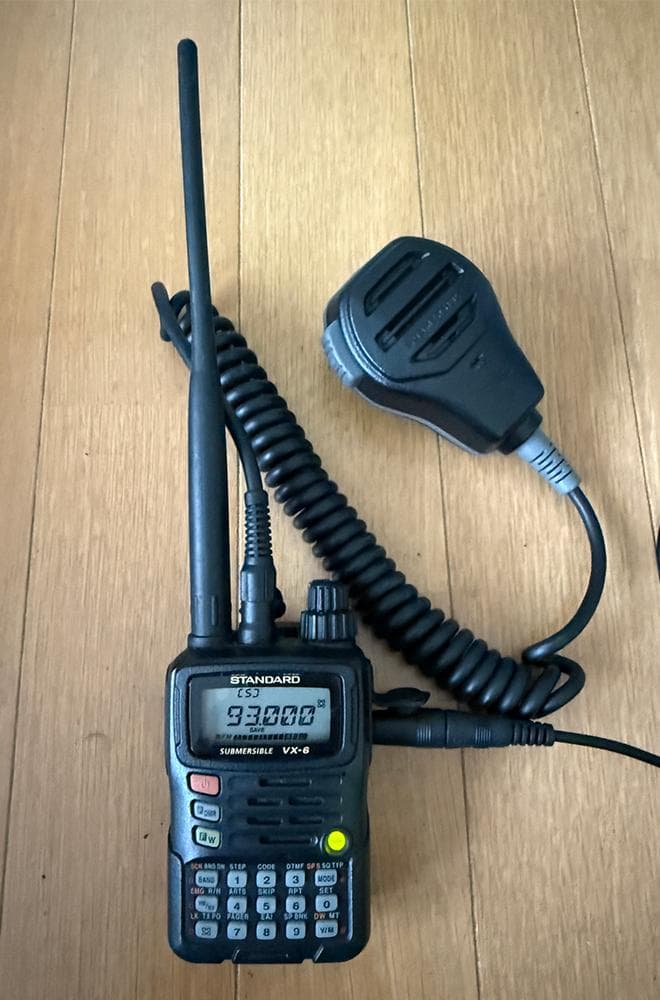 STANDARD VX-6 トランシーバーと付属品