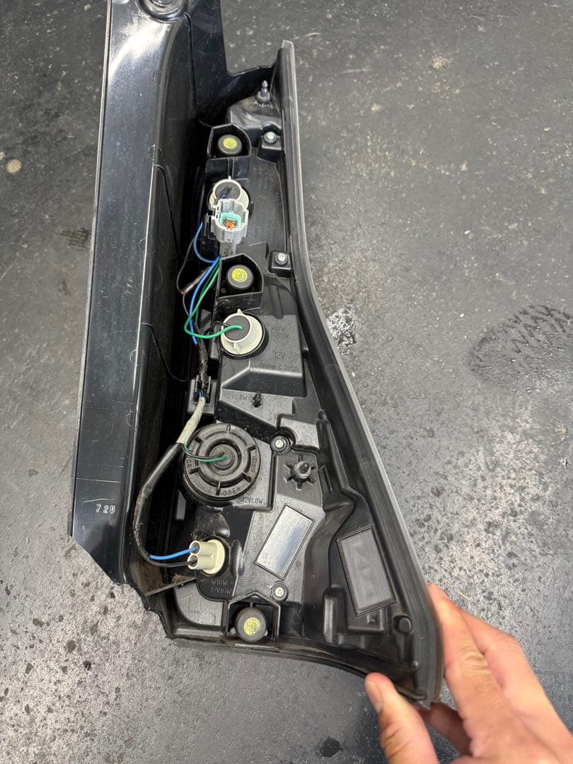 日産セレナC27 左テールランプ