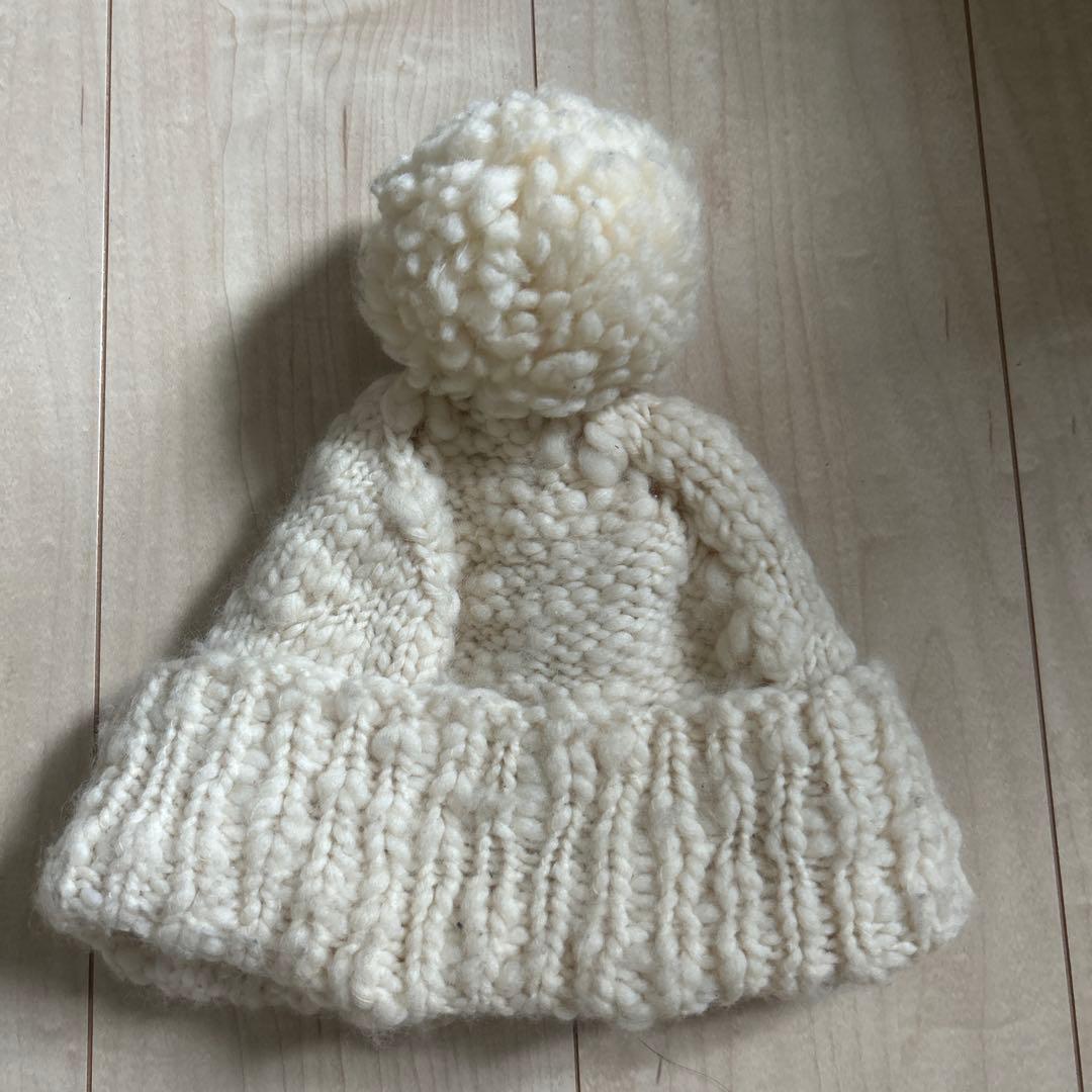 ヴィヴィアン　ポンポン付きクリーム色ニット帽