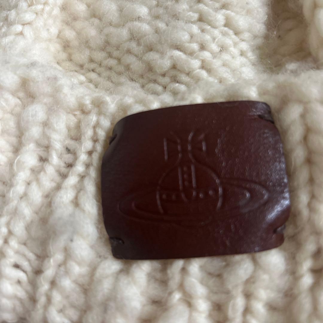 ヴィヴィアン　ポンポン付きクリーム色ニット帽