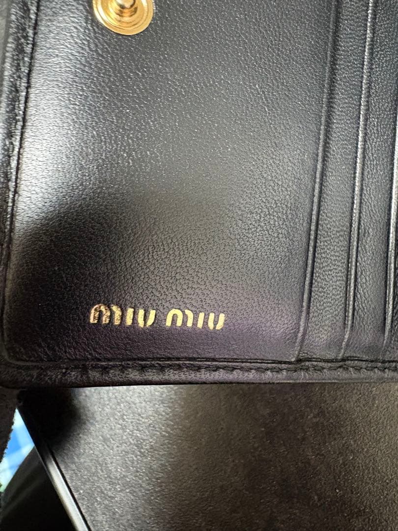 miu miu ブラックレザー 二つ折り財布