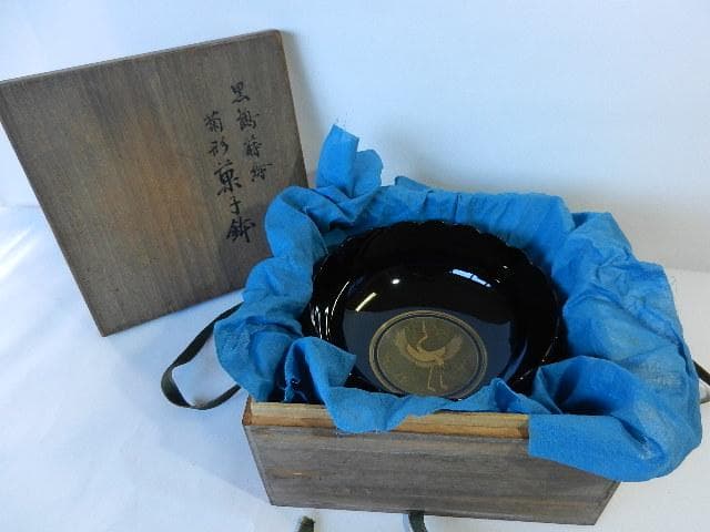 老舗漆器店「象彦」の黒鶴金蒔絵　菊形菓子鉢（幅１９．５㌢、高９．５㌢）