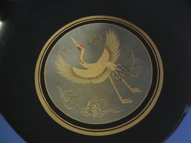 老舗漆器店「象彦」の黒鶴金蒔絵　菊形菓子鉢（幅１９．５㌢、高９．５㌢）